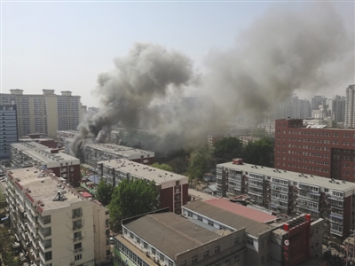 昨日，北京海淀區(qū)紅聯(lián)南村小區(qū)施工工地挖斷燃?xì)夤艿溃斐杀ㄒl(fā)居民樓火災(zāi)，致1死2傷，發(fā)生爆炸起火現(xiàn)場濃煙滾滾。CICPHOTO/總匯 攝